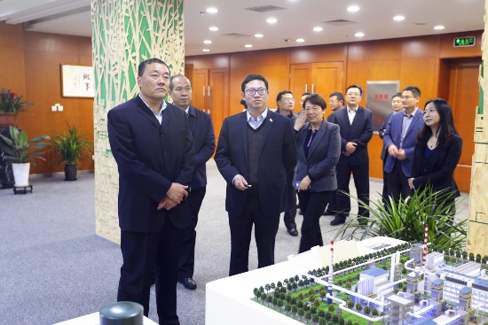 郑朝晖总经济师向展宝卫副市长一行介绍了中国节能的业务及发展情况